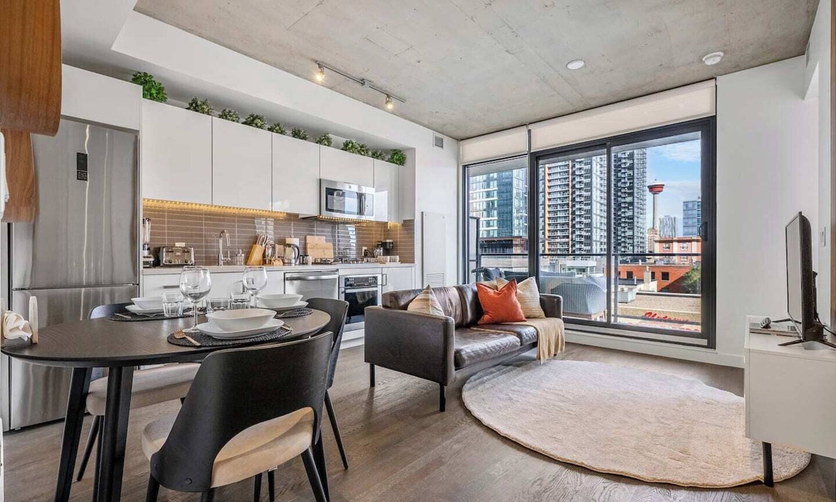 Connaught Apartment | Calgary Tower View | Central DT | Gym