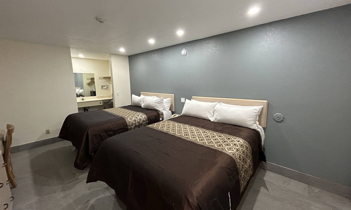 Victorville Hotel | California Inn & Suites Adelanto US 395