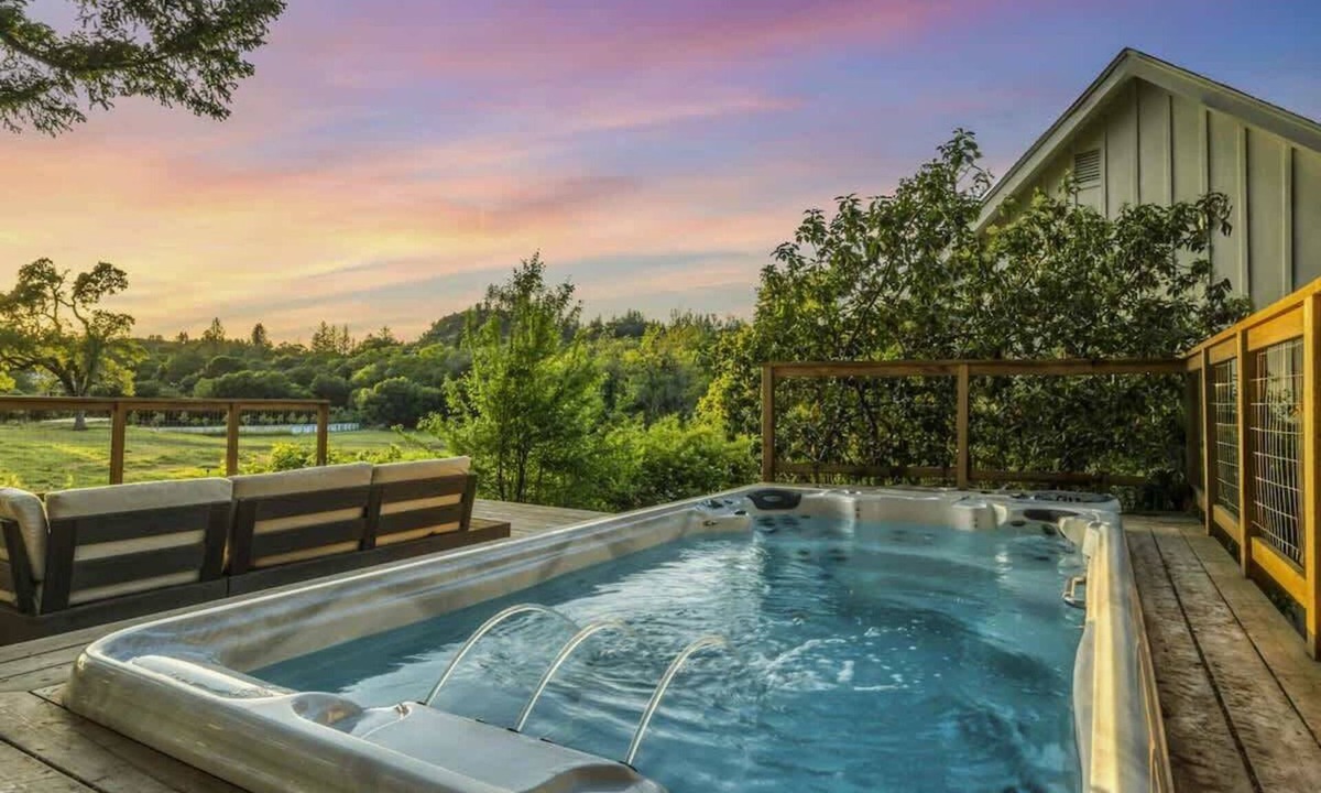 Calistoga House | Calistoga Cottage - Hot Tub and Tastings Included