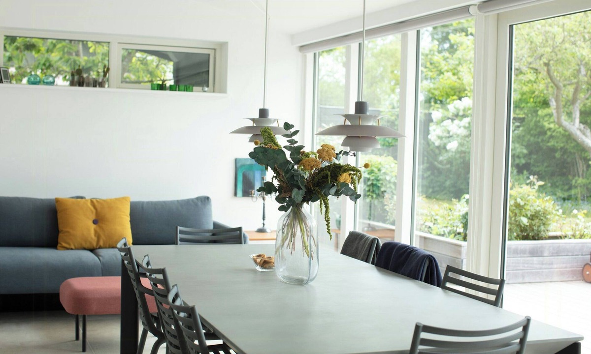 Holloselund House | Calm in modern house near water
