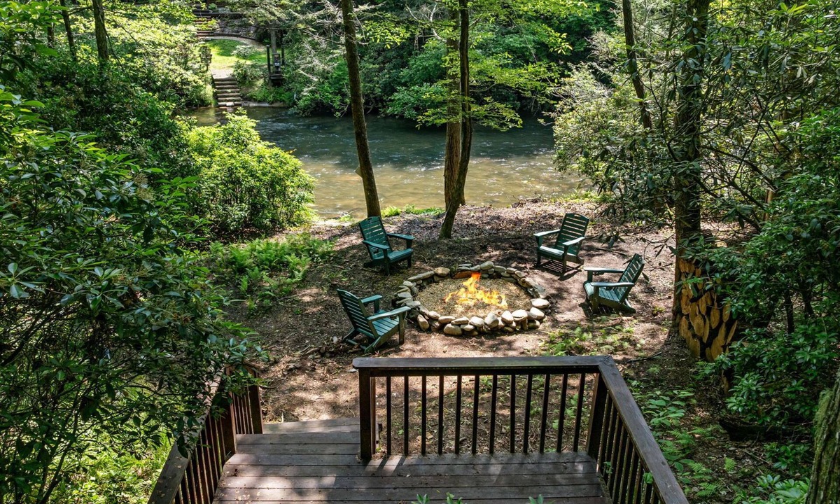 McCaysville Cabin | Calming Creekfront Cabin