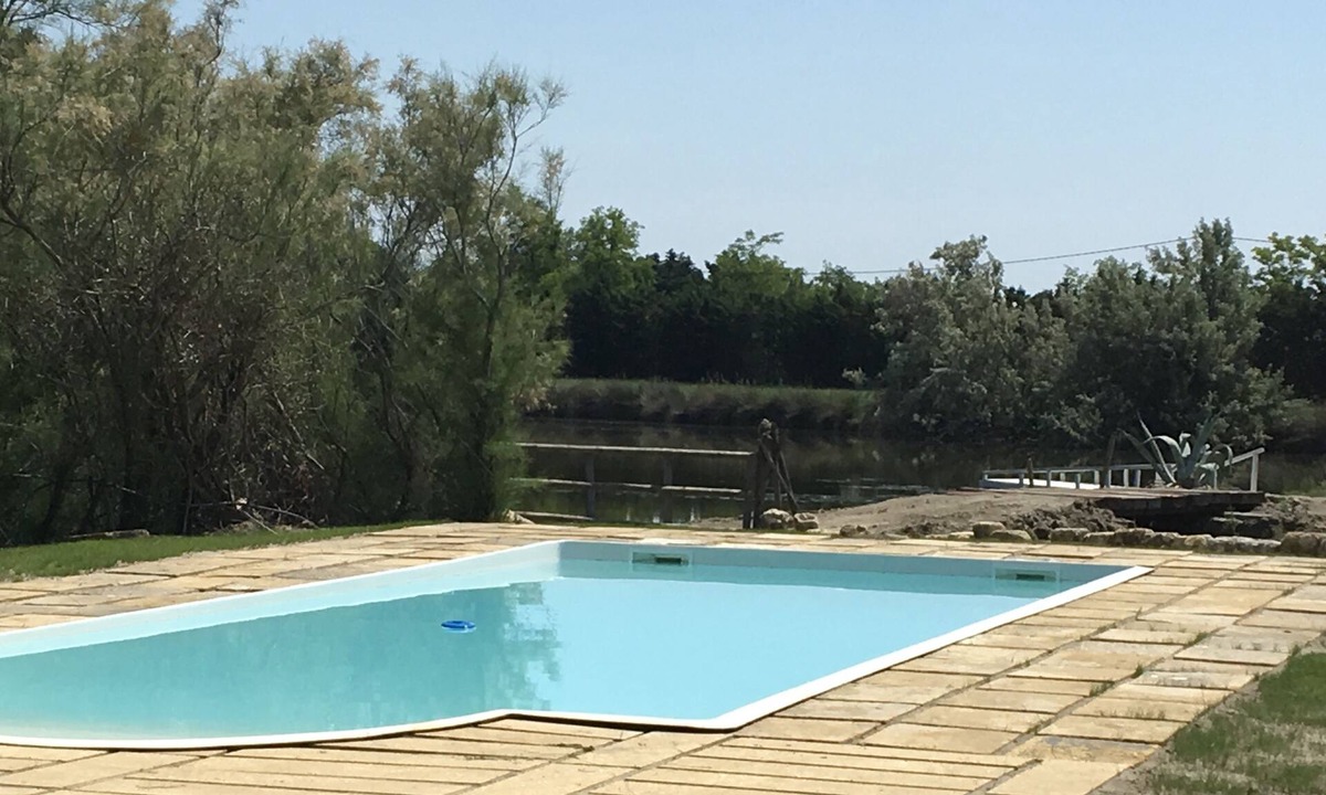 Saint-Laurent-d'Aigouze House | Camargue by the water
