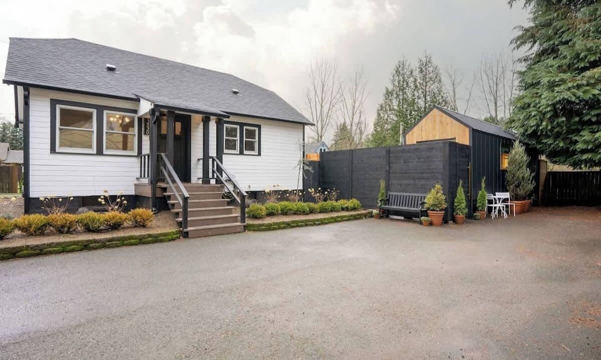 Carver House | Camas Lakehouse with Tiny Home