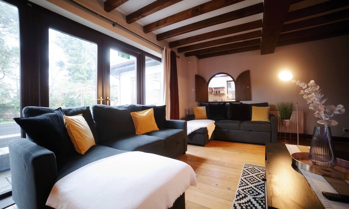 Cambridge House | Cambridge Hot Tub Free Parking