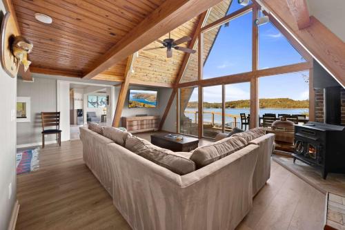 Rogers House | Camel Rock-ON Beaver Lake-Sweeping Views-Sleeps 18
