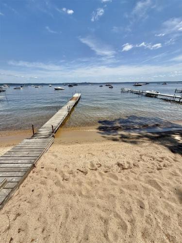 Sebago Villa | CAMP LINDY LIMIT 7 cottage