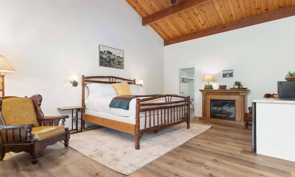 Springville Hotel | Camp Nelson Lodge Room 6