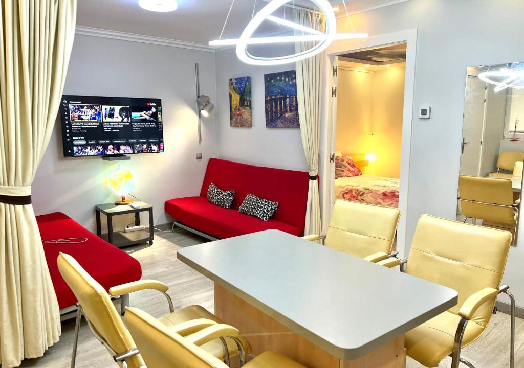 Collblanc y La Torrassa Apartment | Camp Nou, Europa Fira - modern two-bedroom apartment with heating