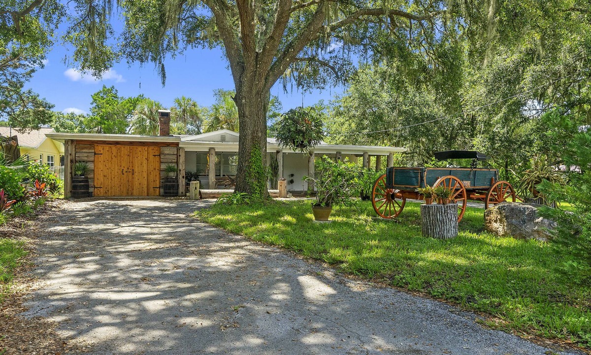 Homosassa House | Camp Oakie Sleeps 10 on canal with dock with direct access to Homosassa River