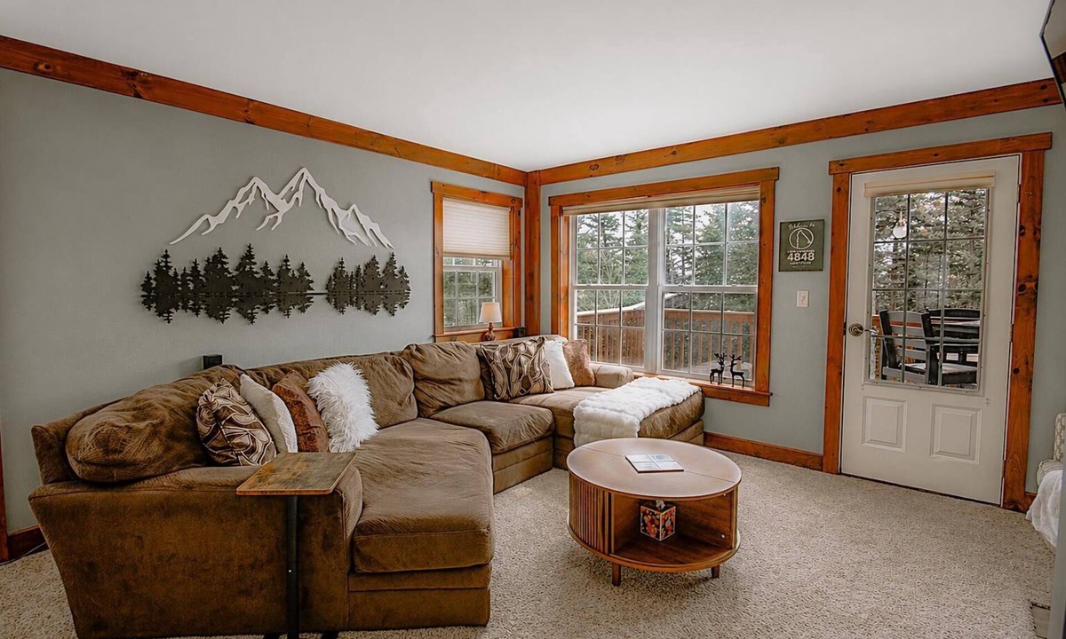 Snowshoe House | Camp Shadow 4848 – Summer Mnt Retreat | Pet Friendly, Fresh Air & Relaxation