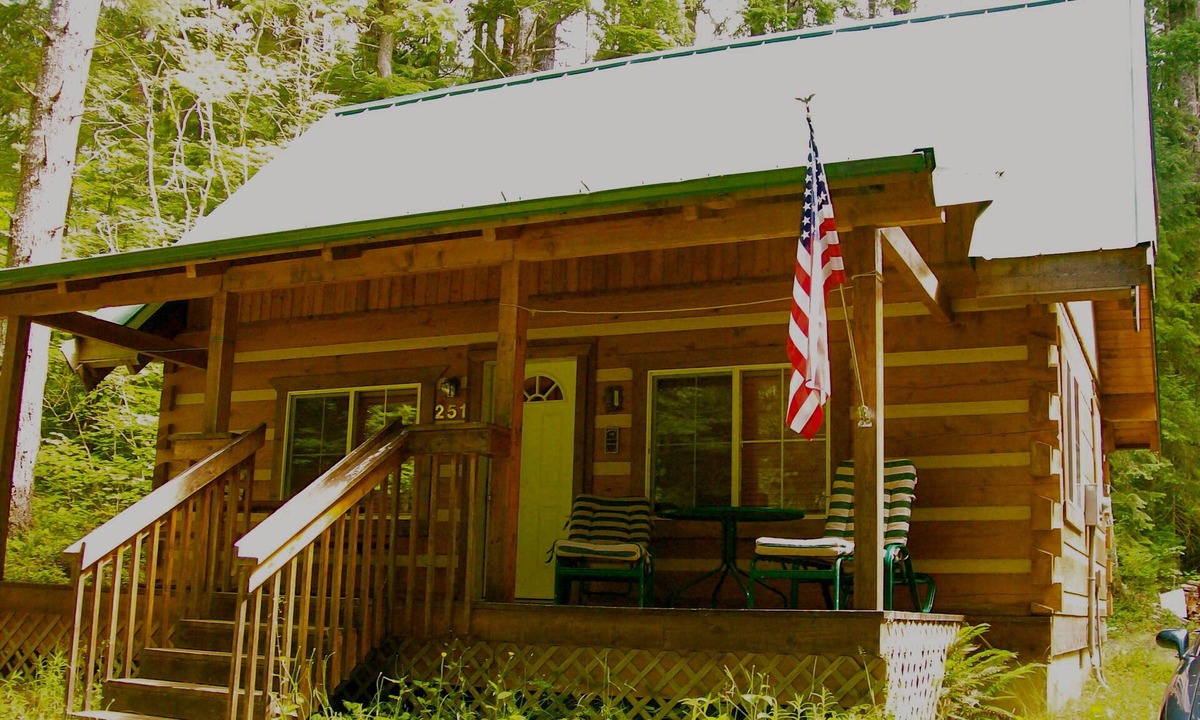 Hoodsport Cabin | Camp Wolf at Lake Cushman