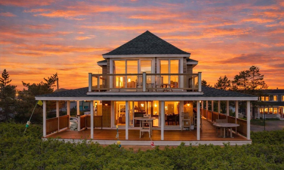 Newbury House | Camp46 | Luxury | Oceanfront | Plum Island Cottage