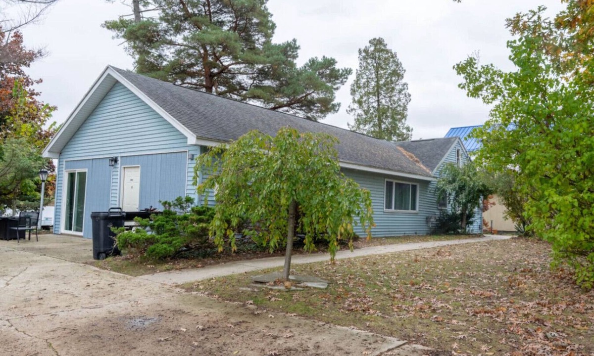 Alto Apartment | Campau Lake Half Suite Retreat | 2BR Hot tub