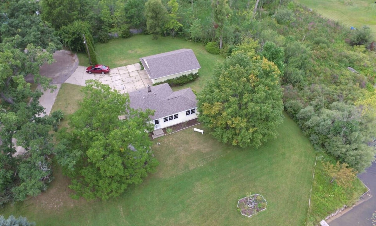 Alto House | Campau Sunshine Cottage Half Suite | 2 Fish 3BR