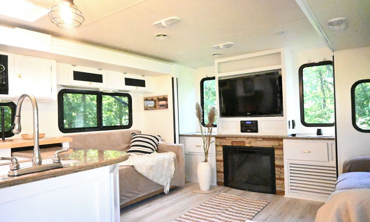 Waterbury House | Camper Rv nature lover stay