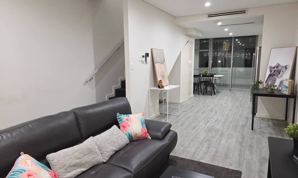 Camperdown Apartment | Camperdown two 13 Close to bus stop and SYD CBD