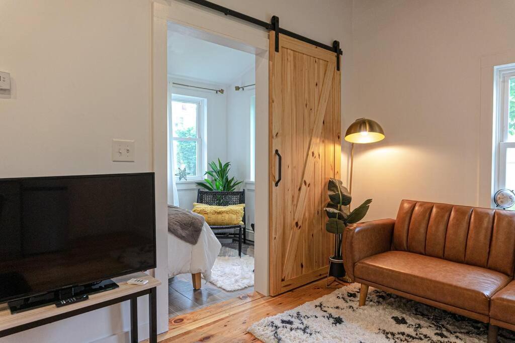 Lincoln Park House | Campfire Cottage Fireplace, fire pit & no chores!