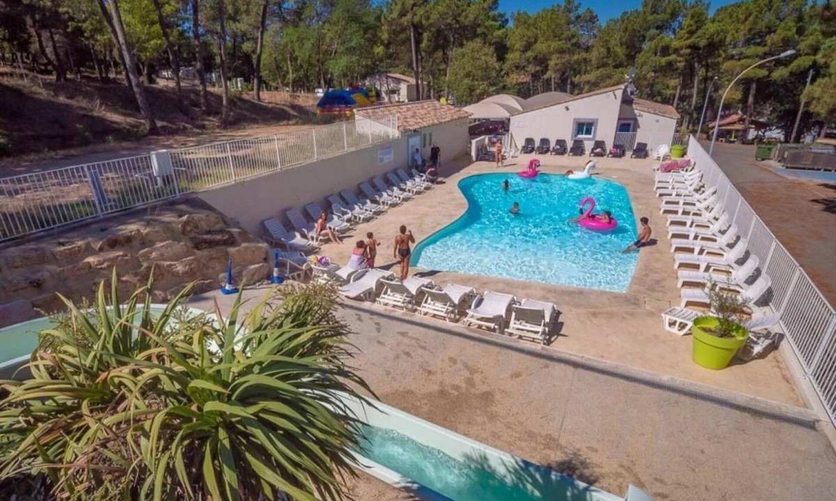Mondragon House | Camping 3 étoiles - Piscine - eeed0e