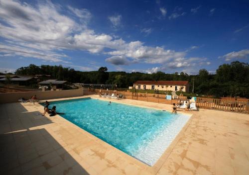 Marminiac Ski Chalet | Camping 3 étoiles - piscine chauffée à flanc de colline
