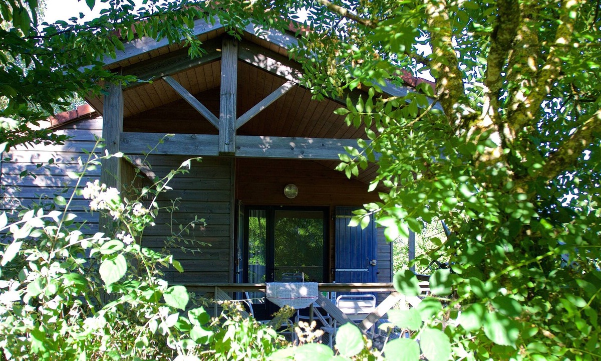 Saint-Aubin-le-Cloud Ski Chalet | Camping La Chagnée - Chalet rouge