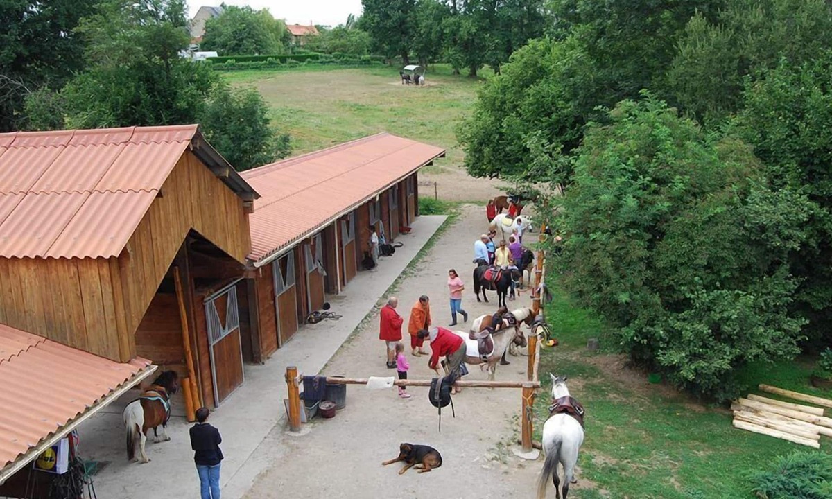 Bussiere-Dunoise RV Rental | Camping La Chevauchée
