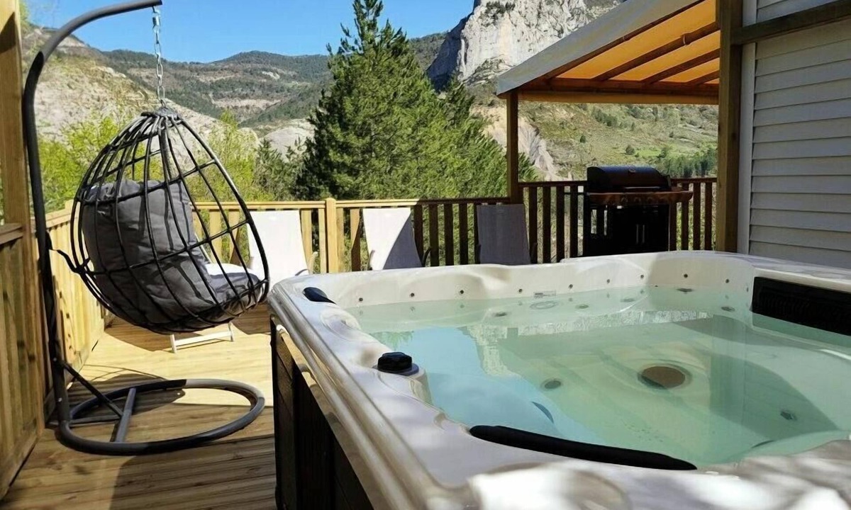 Orpierre House | Camping les Princes d'Orange* - Loggia Confort 3 room apartment for 4 people Mountain view Air-conditioned