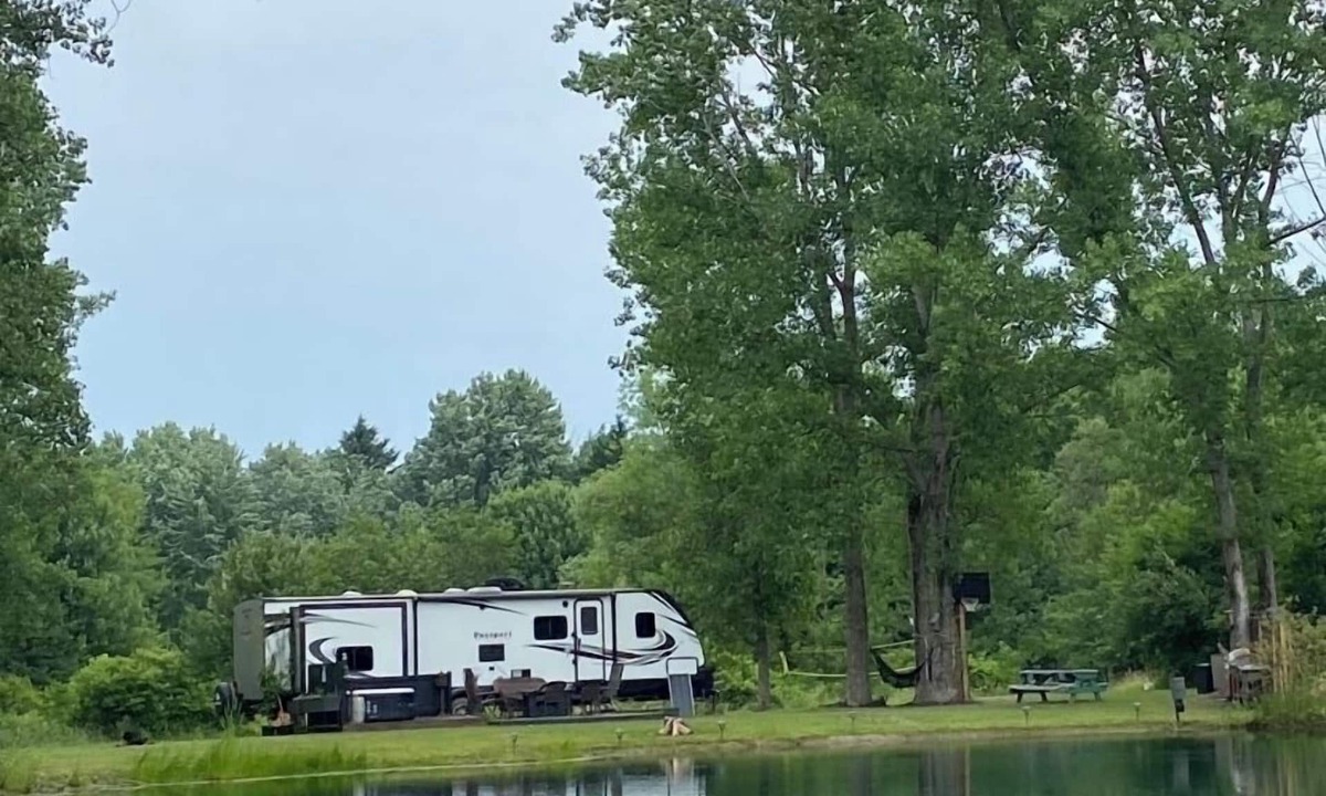 South Butler House | Camping Retreat on Pond 5 min from Fair Haven Beach