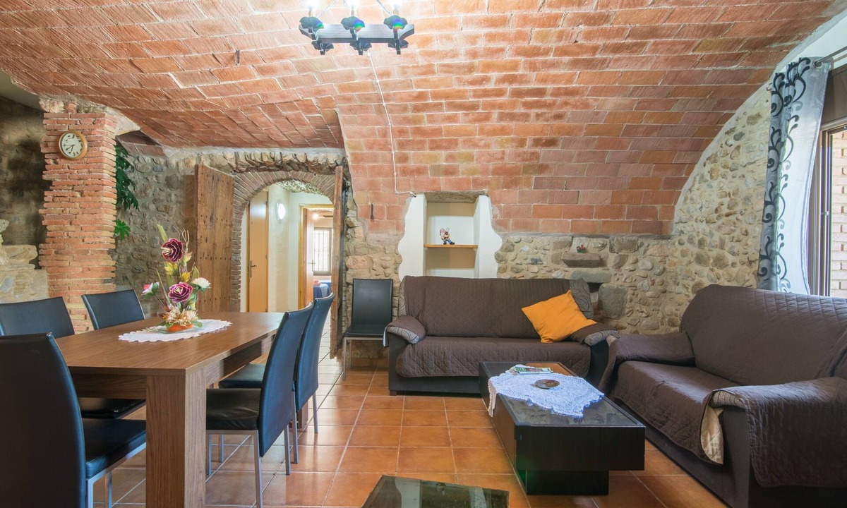 Garrigoles House | Can Cometes les Olives – Comfortable Holiday Home with Terrace and BBQ