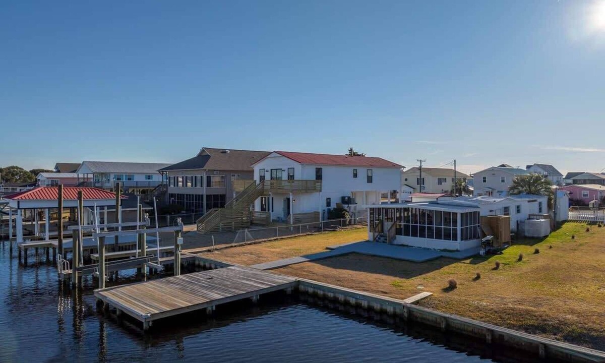 Surf City House | Canal Cutie