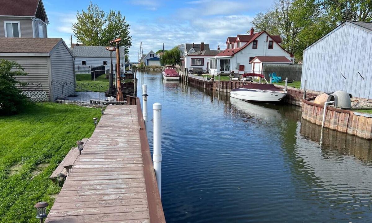 Harrison House | Canal front bungalow