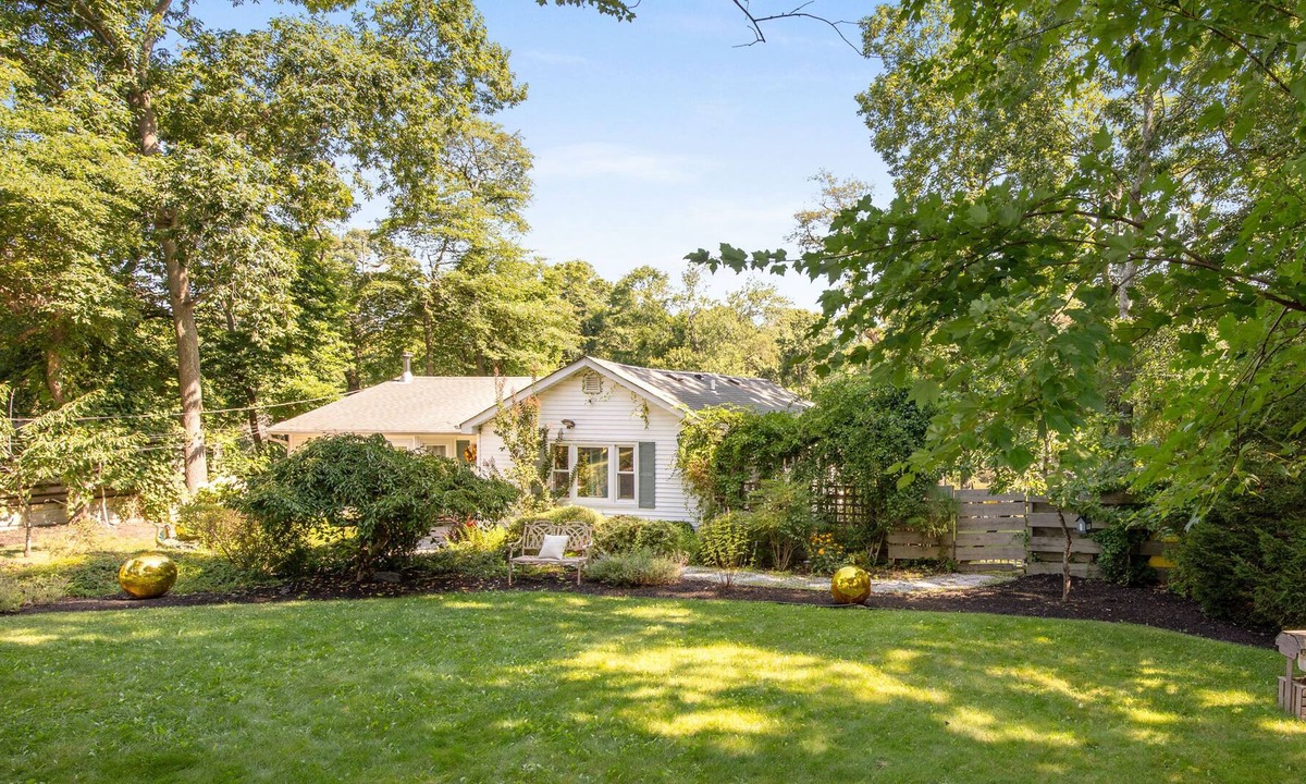 Mastic Beach Cottage | Canal front Cottage