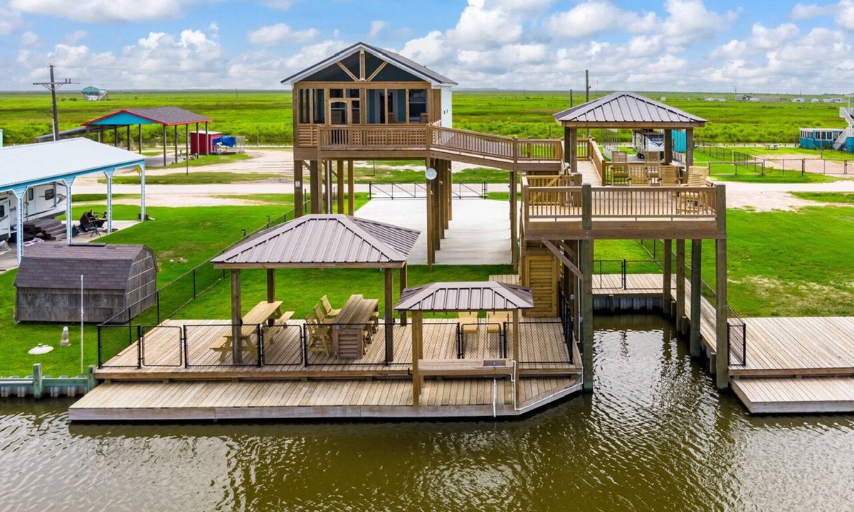 Port Bolivar House | Canal front cutie with Boat lift, Bay access, and Ocean view!
