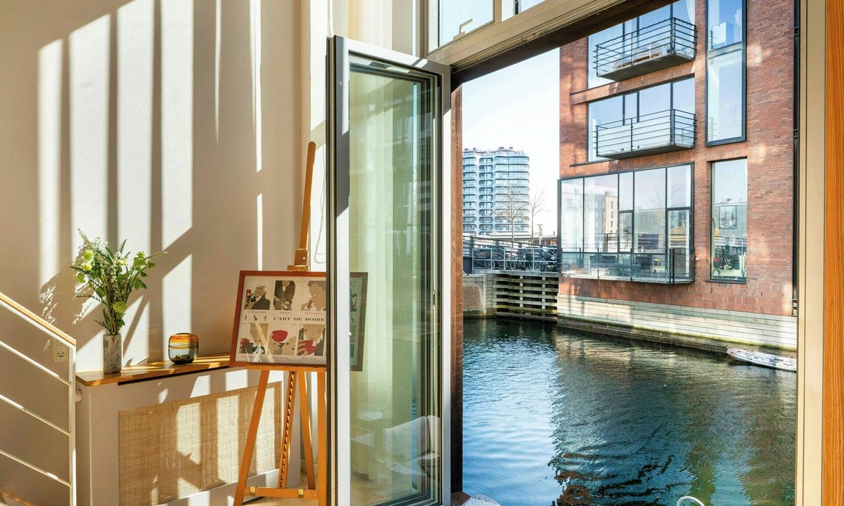 Sydhavnen House | Canal house with floating deck and canal access