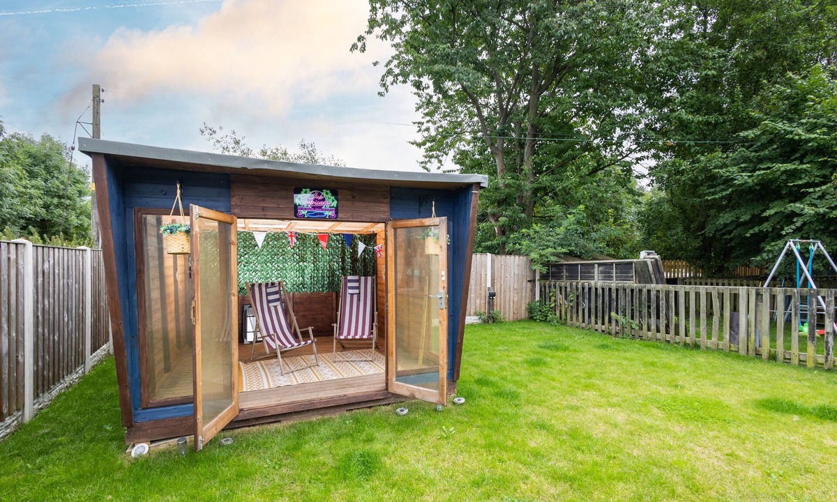 Stanley House | Canal side cottage