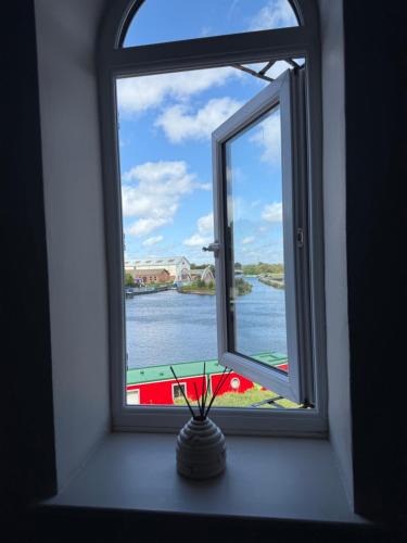 Stanley House | Canal Side Cottage Wakefield