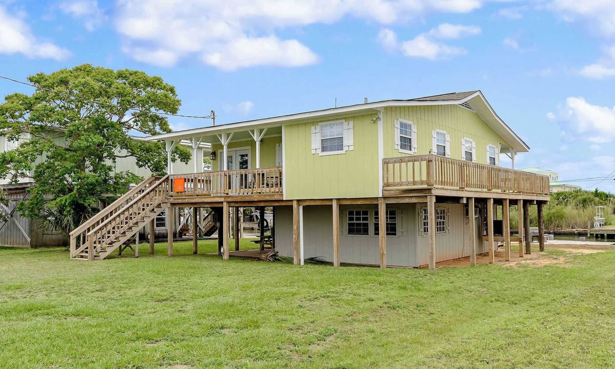 Royal Lagoons House | Canal side home with room for a boat