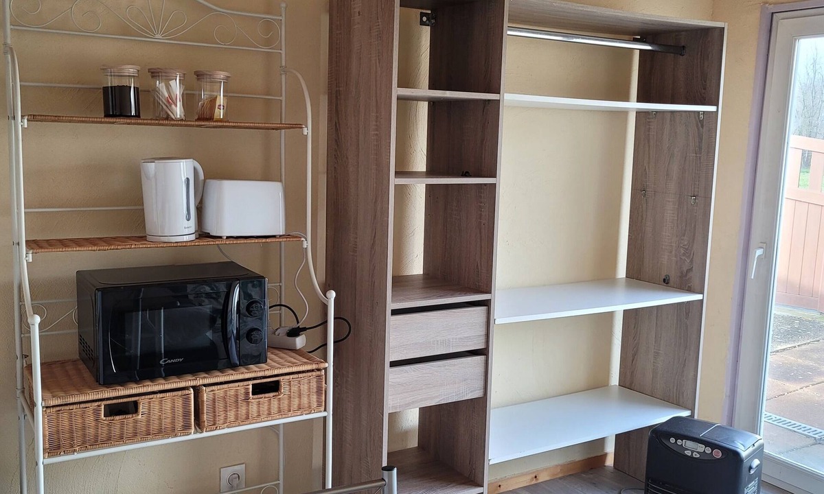 Pagny-la-Ville Apartment | canal-side studio