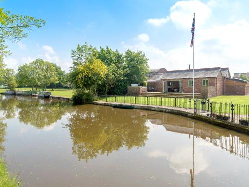 Ellesmere House | Canal View