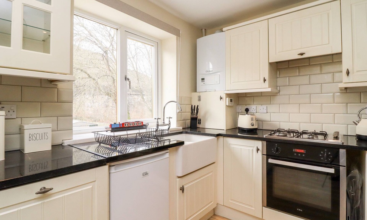 Walsden Cottage | Canal View