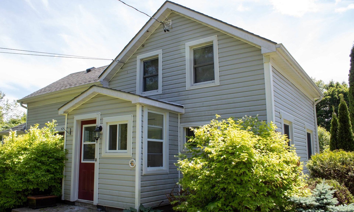 Newboro House | Canalman’s Cottage | Historic Lockside Retreat