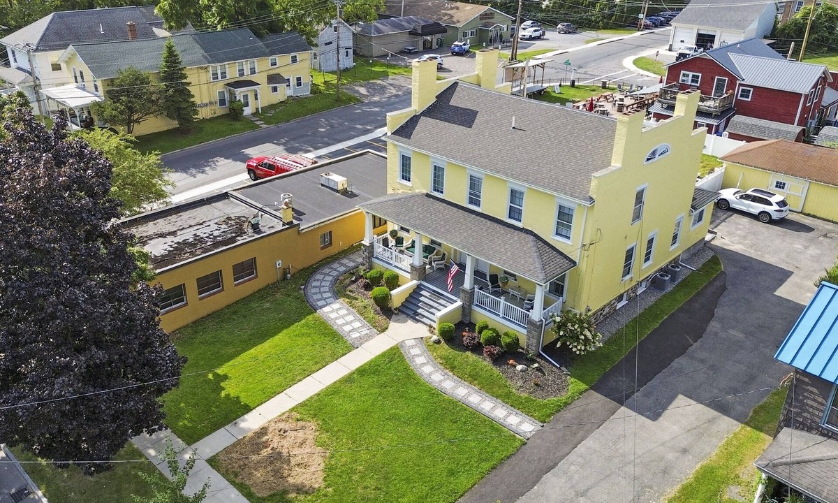 Canandaigua House | Canandaigua Efficiency Apt | FLX Wineries