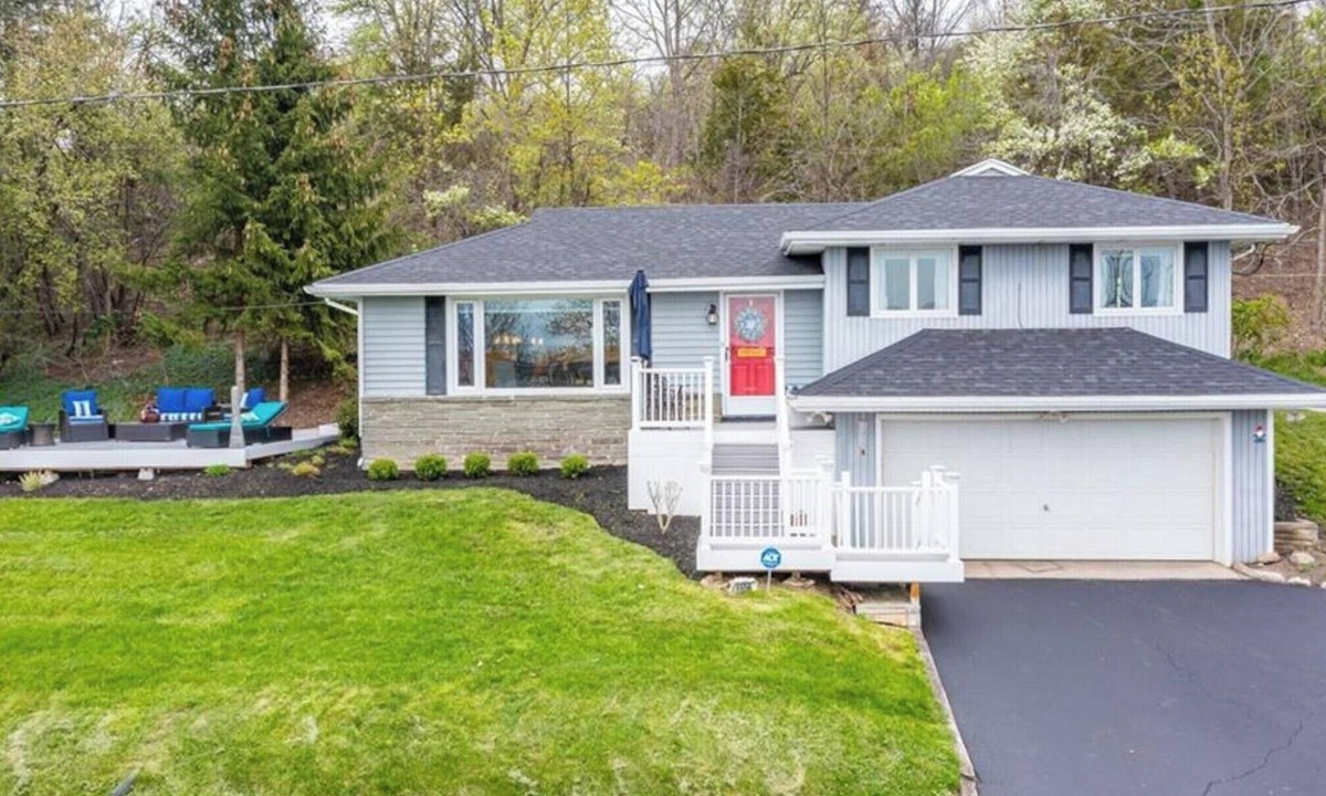 Canandaigua House | Canandaigua Lake Overlook