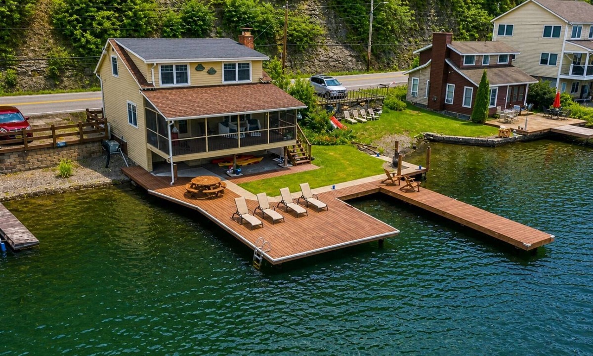 Naples House | Canandaigua Lakefront | 5 Mins to Naples | Dock