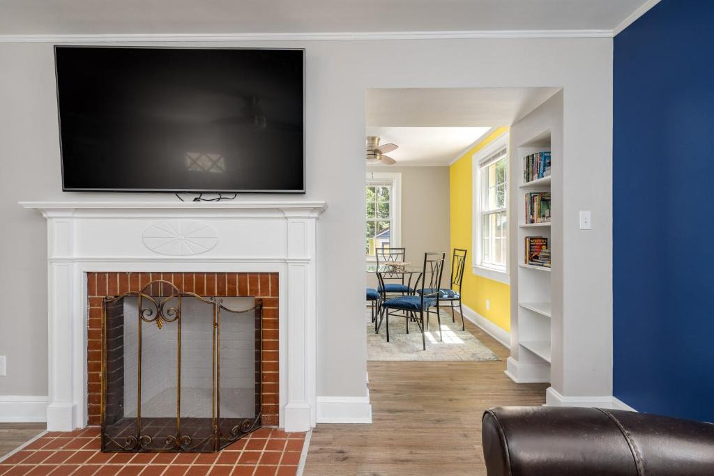 Lindley Park House | Canary Cottage