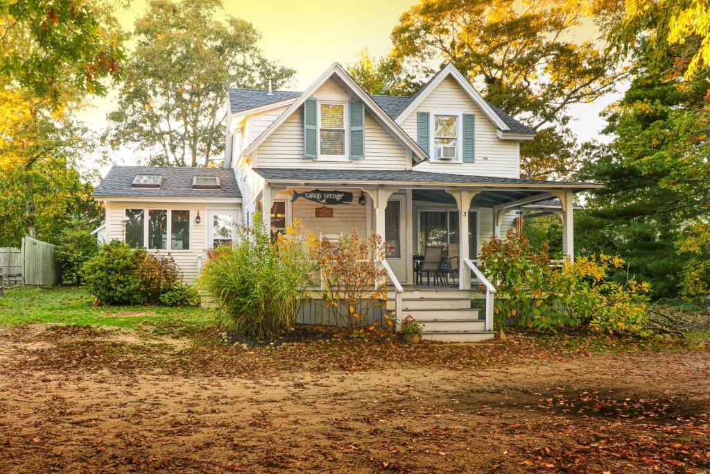 Oak Bluffs House | Canary Cottage