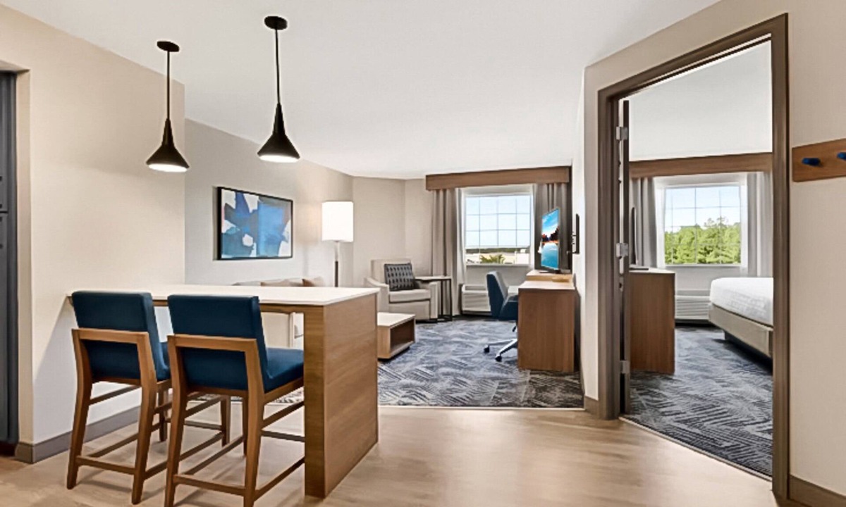 Champaign Hotel | Candlewood Suites Champaign-Urbana University Area by IHG