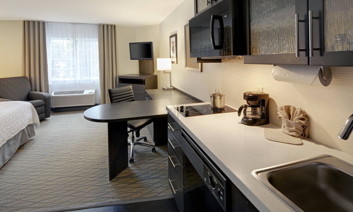 Rogers Hotel | Candlewood Suites Rogers/Bentonville by IHG