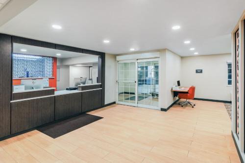 Topeka Hotel | Candlewood Suites - Topeka West by IHG