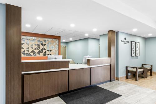 Victoria Hotel | Candlewood Suites Victoria by IHG