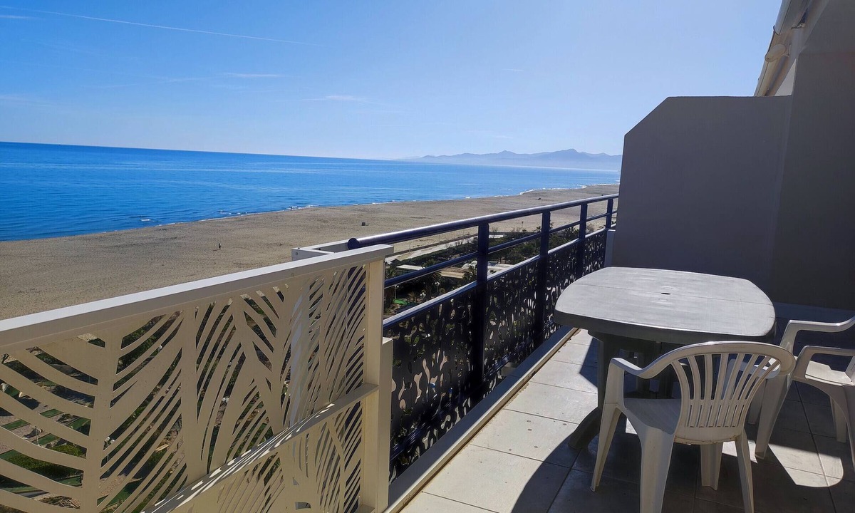 La Jetee Apartment | Canet: Air-conditioned apartment for 6 with sea view, garage, WIFI